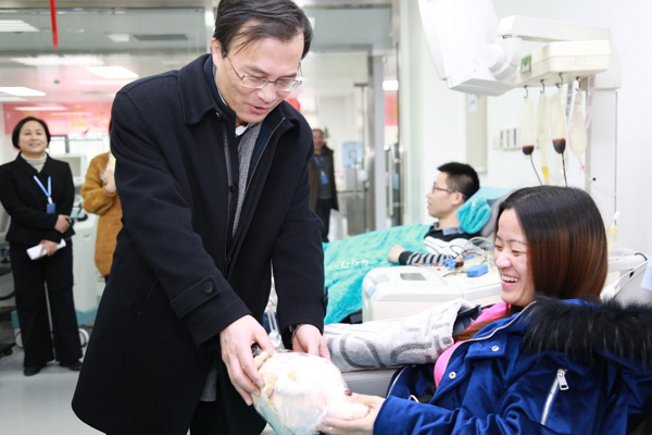 省卫生计生委张平主任一行莅临中心慰问献血者和中心职工