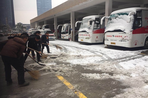 撸起袖子齐动手 积极扫雪保畅通