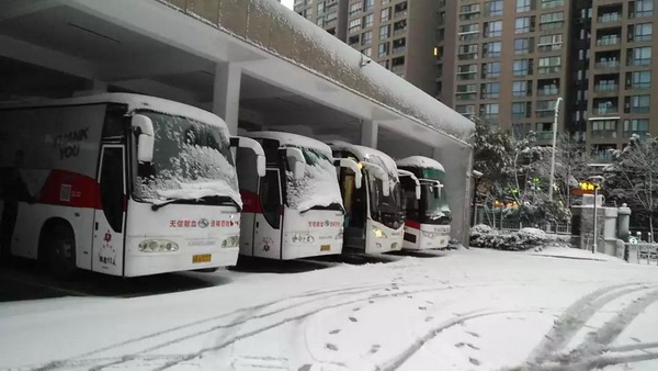 【献血车上的故事】这个月滨江区党员固定主题日接力献血活动中，这位捐过骨髓的爱心小伙又来献血了