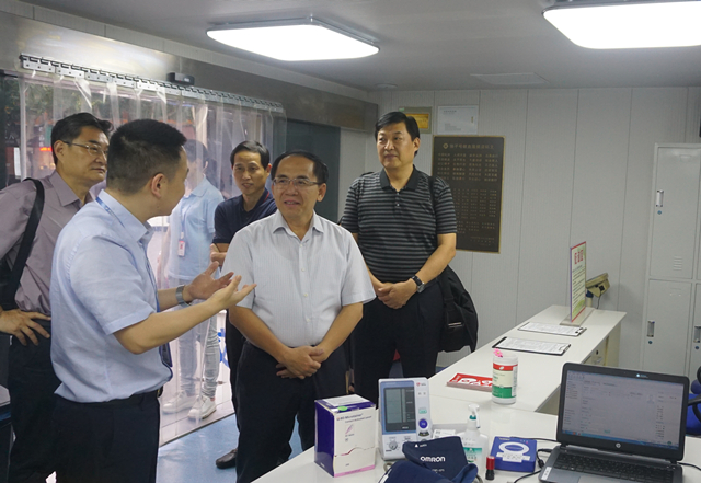 海南省人大常委会委员吴明一行来中心考察无偿献血工作