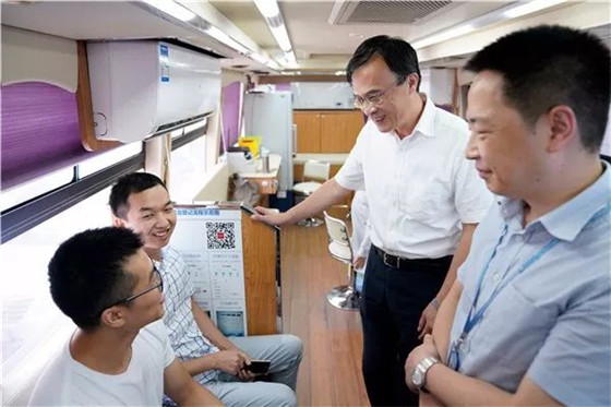 省卫生健康委党委书记、主任张平一行慰问高温下献血车上的爱心市民、医务人员和志愿者