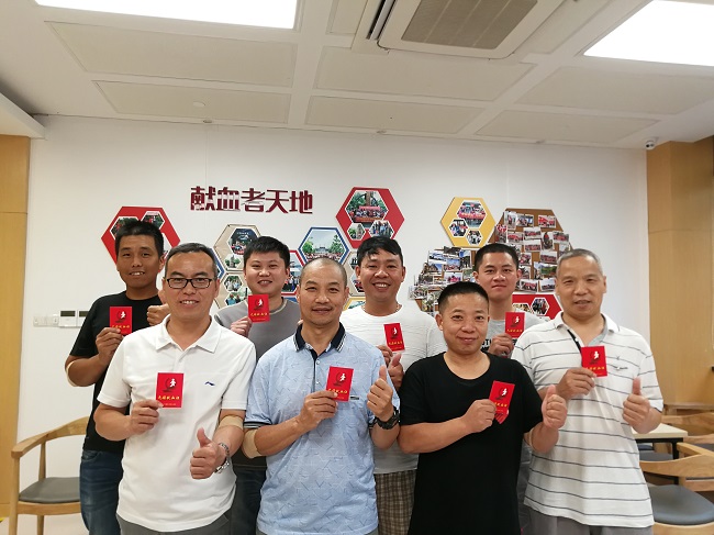 超强“利奇马”百年一遇来势汹汹，无敌“热血侠”风雨无阻情意绵绵
