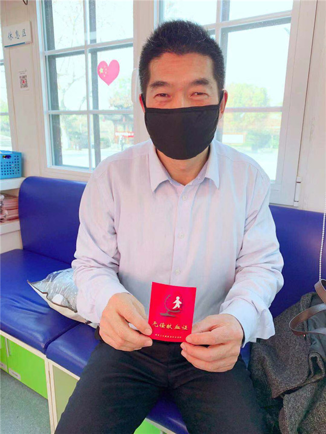 抗击疫情捐献热血，欢迎拨打爱心热线96614，使用电子献血证“预约献血”