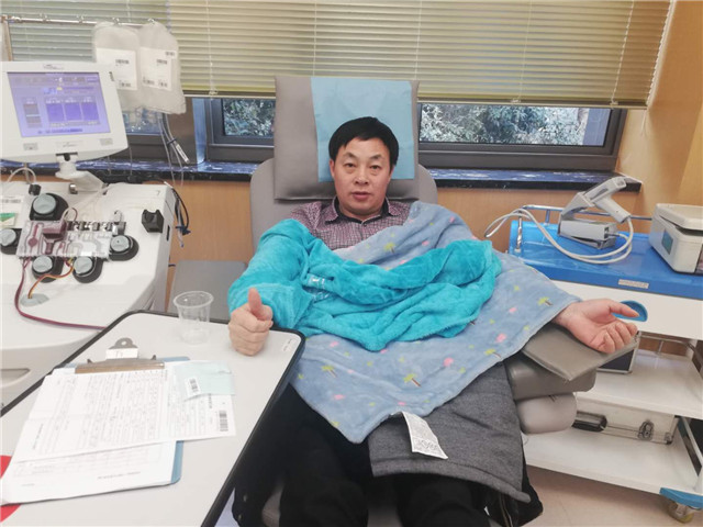 “爸爸，等我长大后也要像你一样去献血！”这位供暖师傅热血又温暖