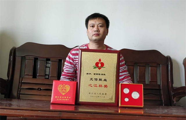 曾经的患者家属，如今的百次献血者