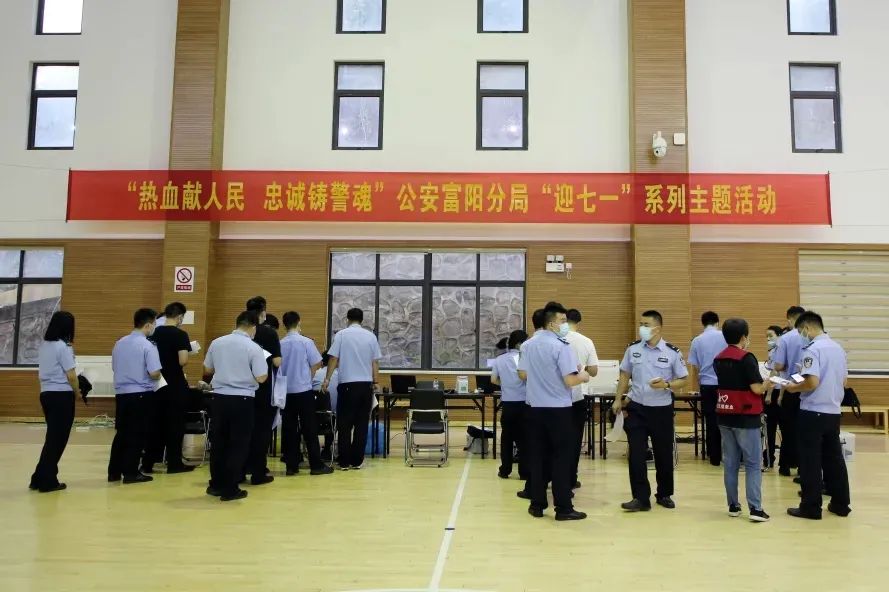 以热血奉献人民，以忠诚铸就警魂