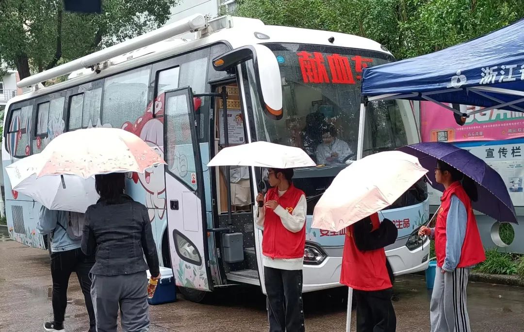 这所高校热情似火，温暖了寒冷的秋