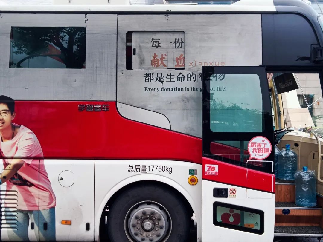 一位位热血青年齐挽袖，勾勒出绚烂的青春画卷