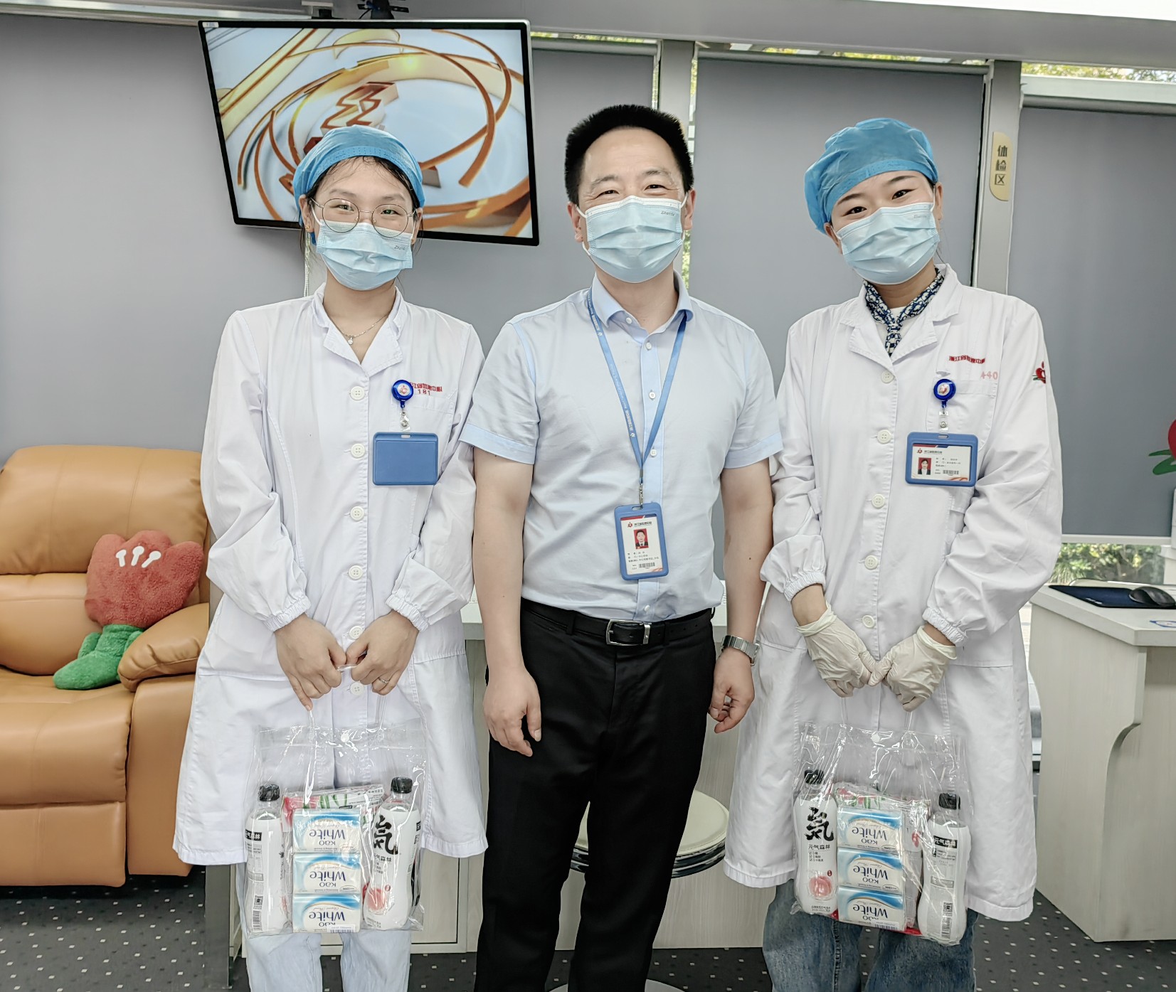 高温慰问到一线 情系员工送清凉