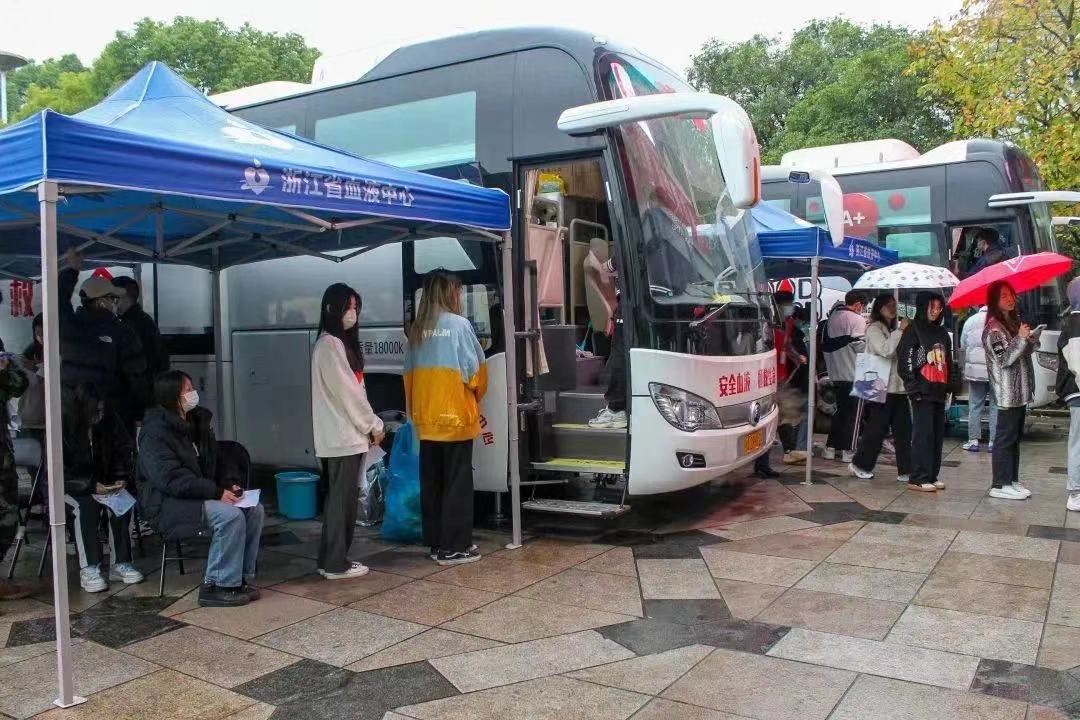 千余名育英师生，以热血显担当