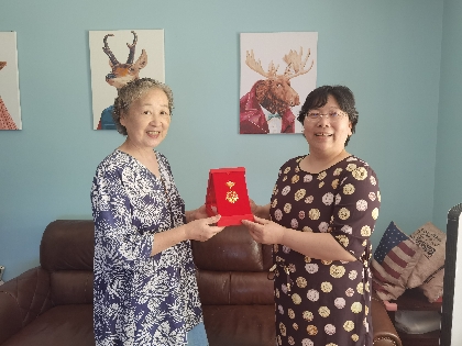 光荣在党50年 勋章献给老党员