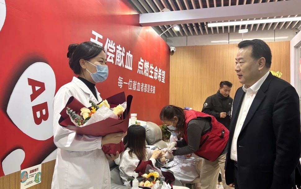 春节前夕，省卫生健康委党委书记、主任王仁元走访慰问献血者、志愿者并致以新春祝福